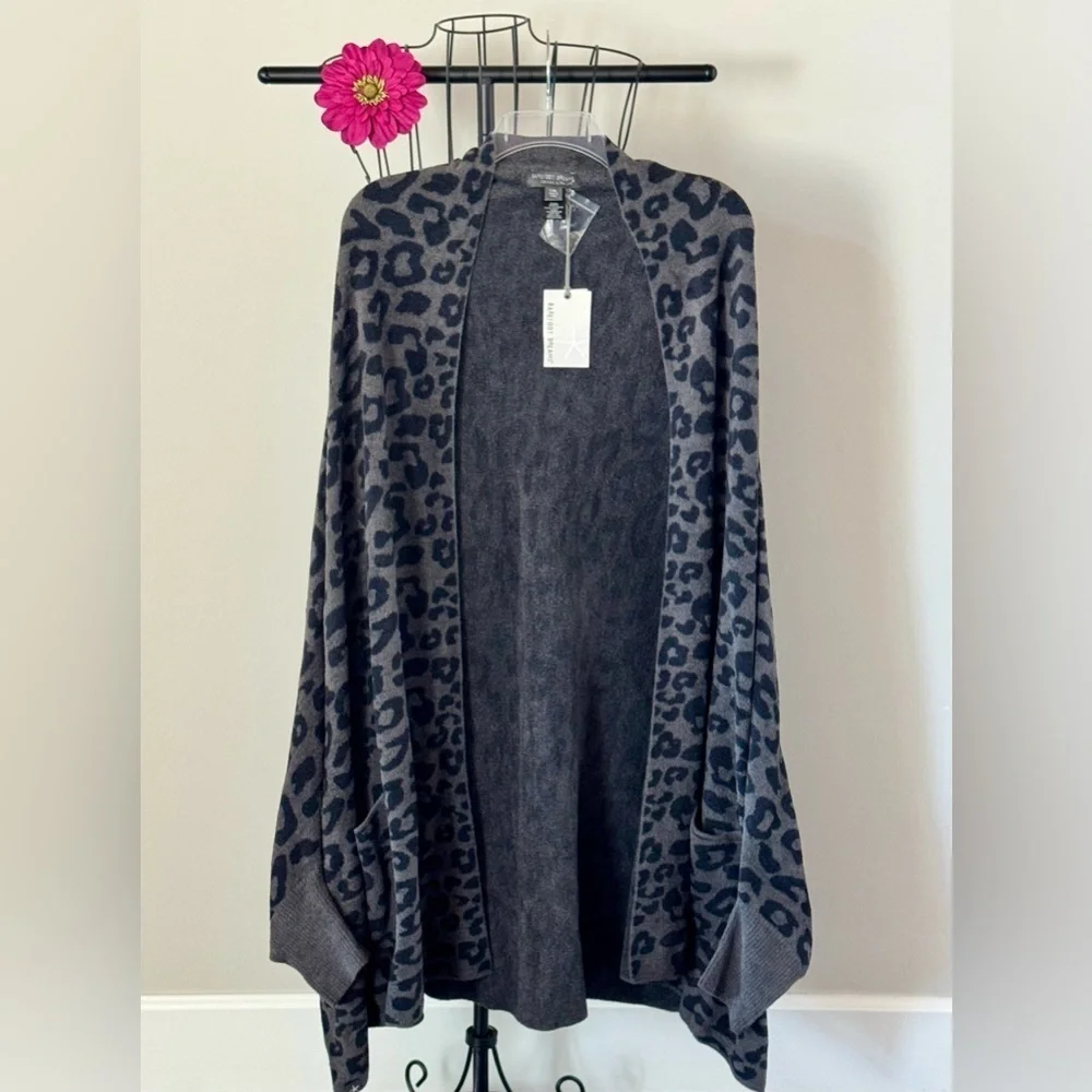 New Barefoot Dreams Cozy Chic Ultra Lite Gray Leopard Print Blanket Wrap L-XL - Picture 3 of 9
